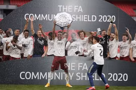 Hạ Liverpool trên chấm luân lưu, Arsenal đăng quang Siêu cúp Anh