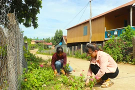 Phụ nữ Sró chung tay làm đẹp buôn làng