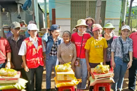 Tặng quà cho hộ nghèo và trẻ em xã Đê Ar