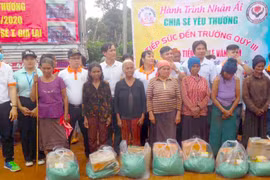 Tặng quà cho học sinh và người nghèo xã Bờ Ngoong