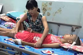 Vợ chồng nghèo chăm 2 con trọng bệnh