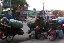 Kiếp ve chai: Giành 'lãnh địa'... lượm rác