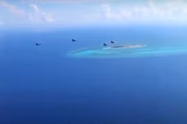 Rộ tin Trung Quốc ngang nhiên điều chiến đấu cơ, chiến hạm đến Trường Sa