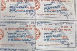 Dùng "phiếu thu tiền rác" để thu phí du khách vui chơi tại bãi biển Quy Nhơn