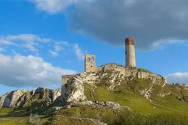 Kinh ngạc thế giới loài người khác... bên dưới lâu đài trung cổ