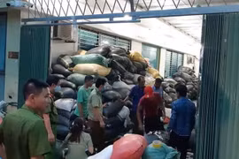 Lộ đường dây sản xuất, tái chế găng tay, khẩu trang "khủng"