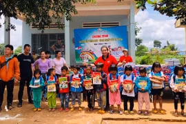 Tặng quà cho học sinh Trường Tiểu học Kon Chiêng