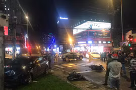 NÓNG: Ôtô húc hàng loạt xe máy dừng đèn đỏ ở Bình Thạnh, nhiều người nhập viện