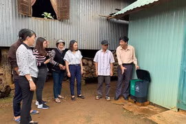 Chư Păh: Bàn giao mô hình chuồng trại chăn nuôi hợp vệ sinh và thu gom rác thải