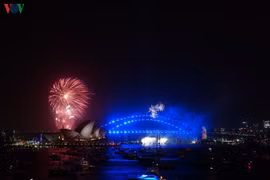 Màn pháo hoa sớm đón Năm Mới rực sáng trên Cầu cảng Sydney, Australia