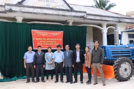 Hỗ trợ máy cày cho Hợp tác xã Nông nghiệp Krong