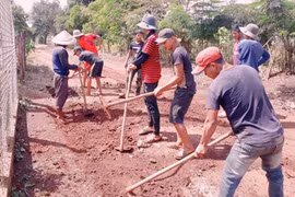 Tuổi trẻ Chư Sê: Chung tay tu sửa đường giao thông