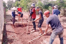Tuổi trẻ Chư Sê: Chung tay tu sửa đường giao thông