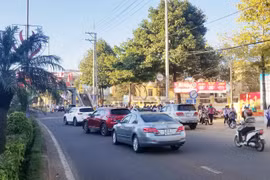 Phụ huynh đưa đón con học tại Trường THCS Phạm Hồng Thái gây mất ATGT