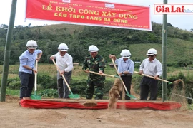 Tặng cầu và quà cho làng Hà Đừng 1