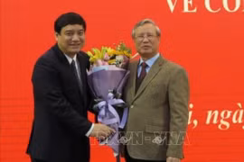 Trao quyết định của Bộ Chính trị về công tác cán bộ