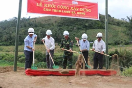 Khởi công xây dựng cầu treo tại làng Hà Đừng 1