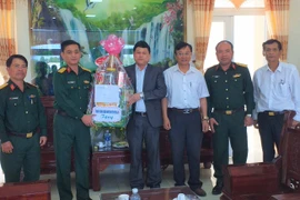 Thăm, chúc mừng các đơn vị quân đội nhân ngày 22-12