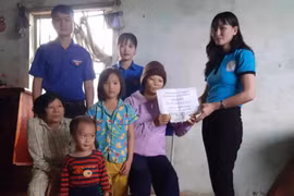 Trao hơn 28 triệu đồng cho gia đình có nạn nhân bị TNGT