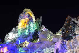 Hang đá "siêu to khổng lồ" hút khách trước thềm Noel