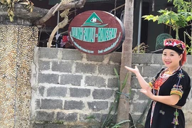 Cô gái Dao làm du lịch cộng đồng