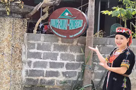 Cô gái Dao làm du lịch cộng đồng