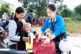 "Mùa đông ấm áp-Trao quà yêu thương" đến với huyện Kông chro