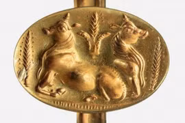 Phát hiện 2 ngôi mộ cổ chứa đầy vàng, trang sức từ thời kỳ đồ đồng