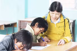 "Gieo chữ" trên đỉnh Đê Kôn