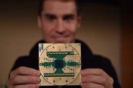 Intel công bố chip điều khiển máy tính lượng tử đầu tiên trên thế giới