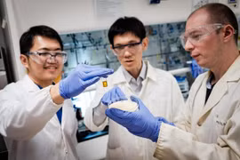 Nhóm nghiên cứu biến rác thải nhựa thành axit có thể tạo ra điện