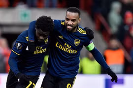 Europa League: Ghi 2 bàn trong 3 phút, Arsenal giành ngôi đầu bảng F