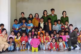 Tặng 200 bộ quần áo ấm cho trẻ em có hoàn cảnh khó khăn làng Kret Krot