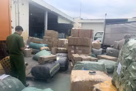 'Đột kích' kho hàng bưu cục, phát hiện nhiều thùng đựng túi Gucci, Chanel nhái