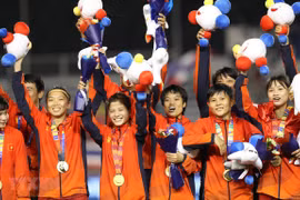 Thủ tướng vận động thưởng cho mỗi nữ cầu thủ một chiếc xe máy loại tốt