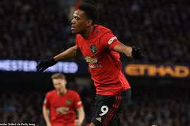 M.U gây sốc, quật ngã M.C trong trận derby Manchester