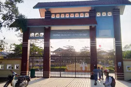 Buộc thôi việc 2 viên chức giáo dục dùng bằng giả