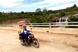 Đắm say cùng "cung đường thác" ở Gia Lai