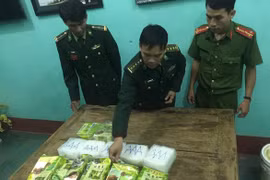 7 gói tinh thể nghi ma túy đá có chữ Trung Quốc dạt vào bờ biển Quảng Trị