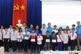 Chắp cánh ước mơ cho trò nghèo Gia Lai