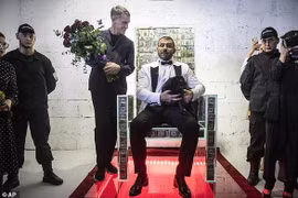 Tỉ phú Nga bọc 1 triệu USD tiền mặt trong kính chống đạn để làm ghế ngồi