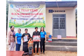 Trao nhà "Mái ấm tình thương" cho phụ nữ biên giới