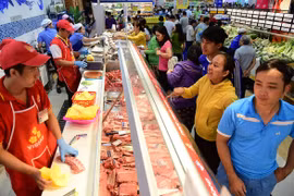 Hàng tết lên kệ, siêu thị vào mùa khuyến mãi sớm