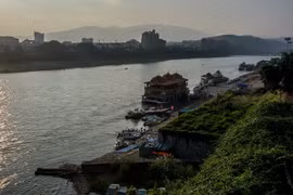 Trung Quốc cấm tàu thuyền trên 60 km sông Mê Kông