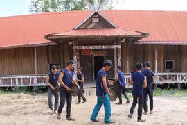 Thanh niên Ya Ma say mê cồng chiêng