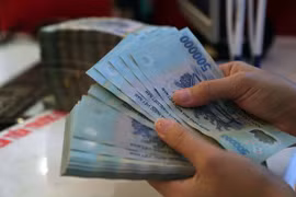 Từ 1-1-2021 lương của chồng có thể chuyển về tài khoản vợ