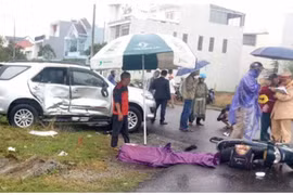 Ôtô tông nhau, 3 cha con đi xe máy thương vong