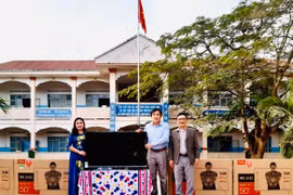 Gia Lai: Tặng tivi để giảng dạy an toàn giao thông bằng giáo trình điện tử