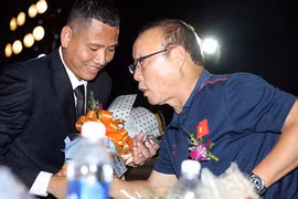 Thầy Park đau đầu tuyển Việt Nam: Cờ bí... dí Anh Đức!