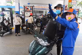 "Cú đấm" tăng giá xăng